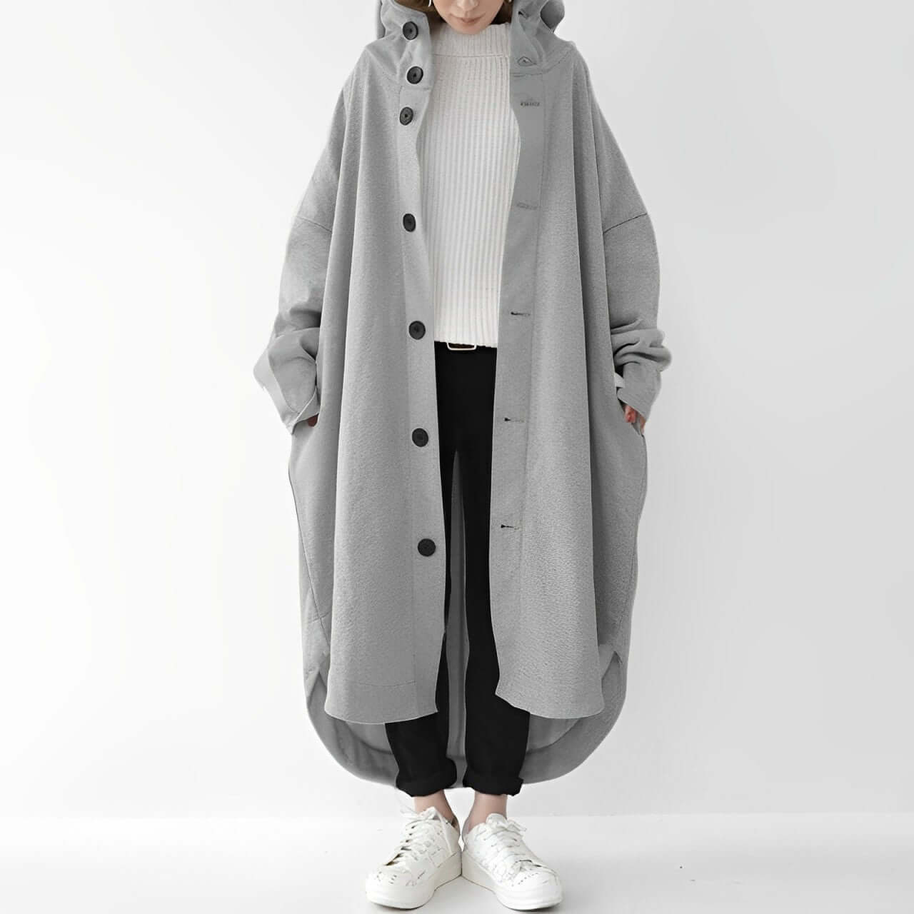 "Trench coat long femme Julina avec capuche, coupe ample et poches latérales, élégance chic pour un look décontracté."