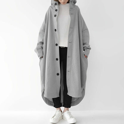 "Trench coat long femme Julina avec capuche, coupe ample et poches latérales, élégance chic pour un look décontracté."