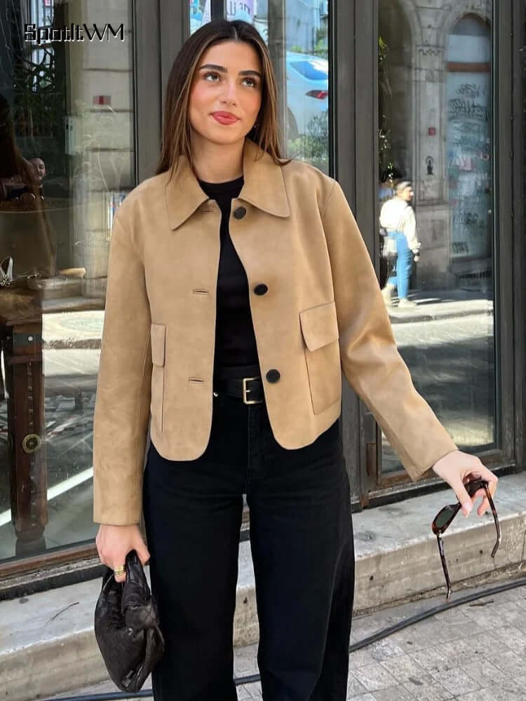 "Veste en cuir femme Karly, coupe ajustée, design moderne, cuir souple, couleur neutre, accentue la silhouette élégante."