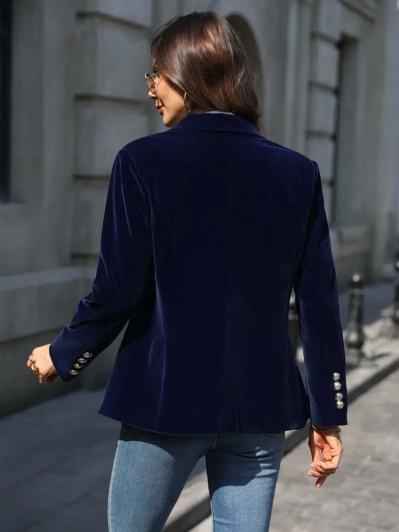 Blazer en velours élégant pour femmes, coupe flatteuse et tissu doux, présenté sur mannequin, idéal pour style raffiné.