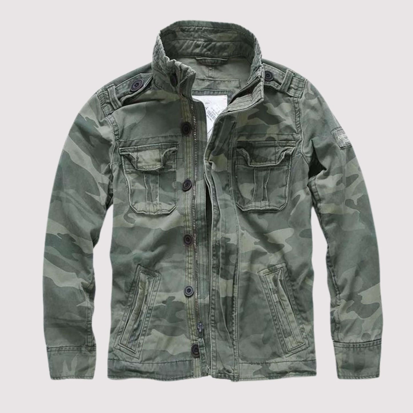 "Veste en jean rétro pour femme, denim bleu robuste, coupe ajustée avec poches fonctionnelles, style chic pour l'hiver."
