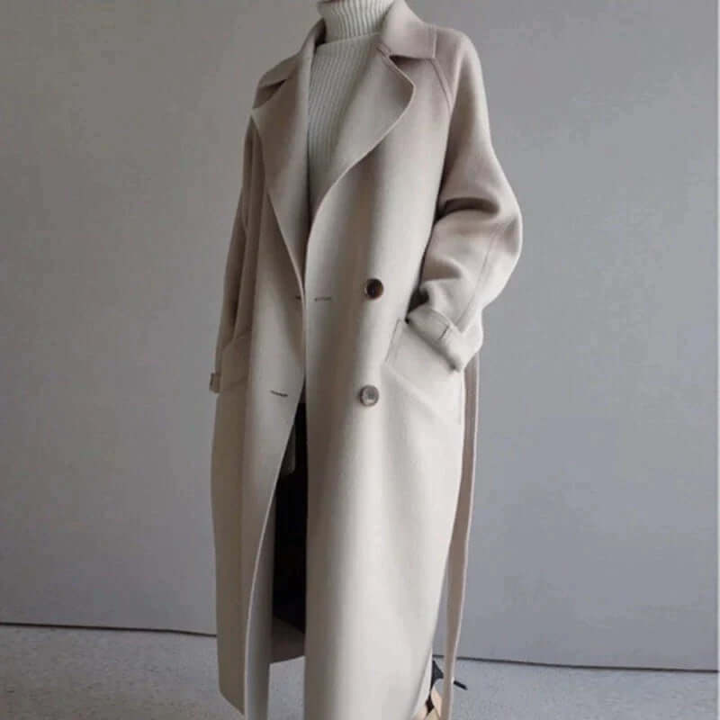 "Manteau long en laine beige pour femme, élégance hivernale chic avec détails modernes, silhouette élancée"