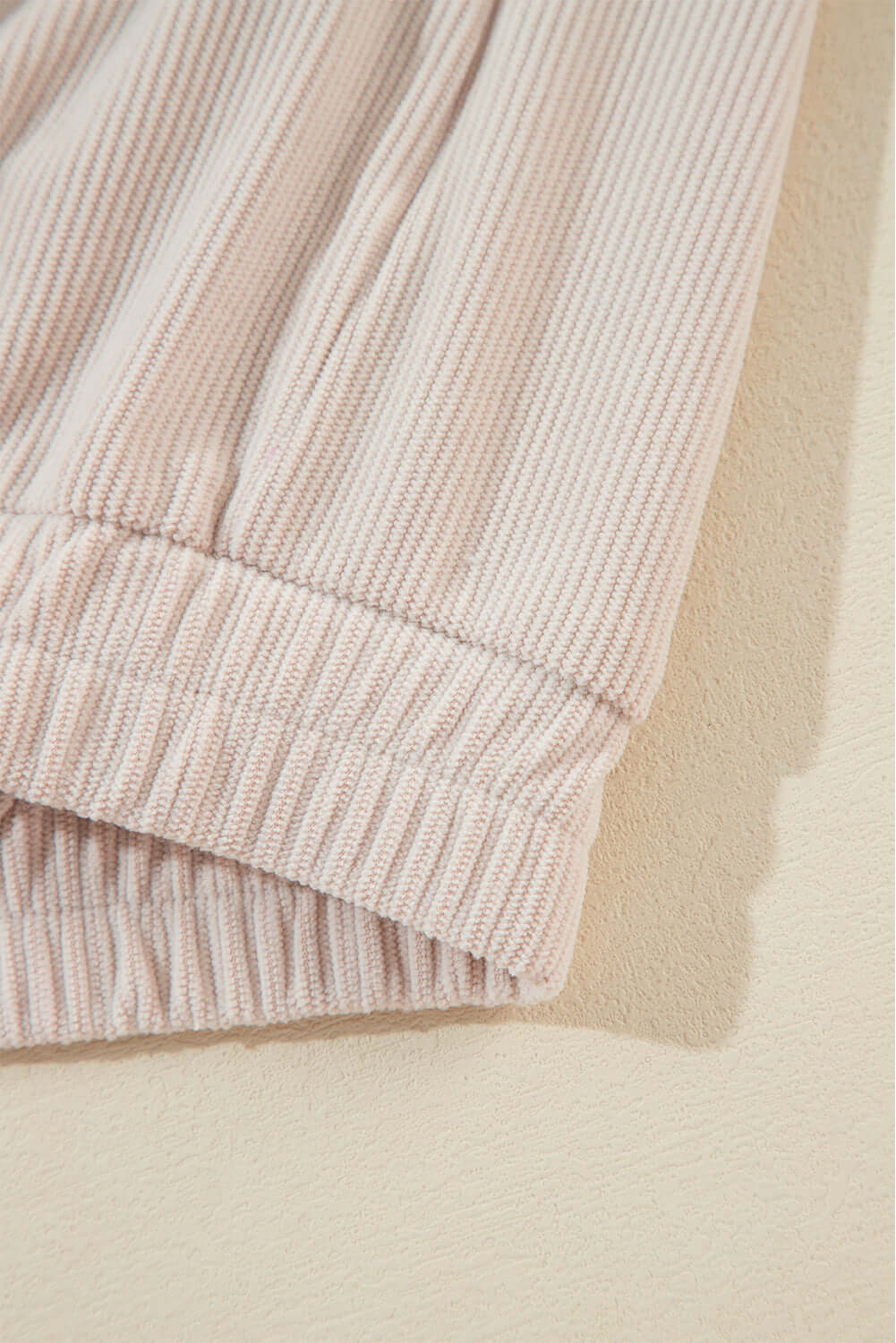 "Veste en velours côtelé beige avec capuche, style décontracté et élégant pour femmes, doux et parfait pour l'automne."