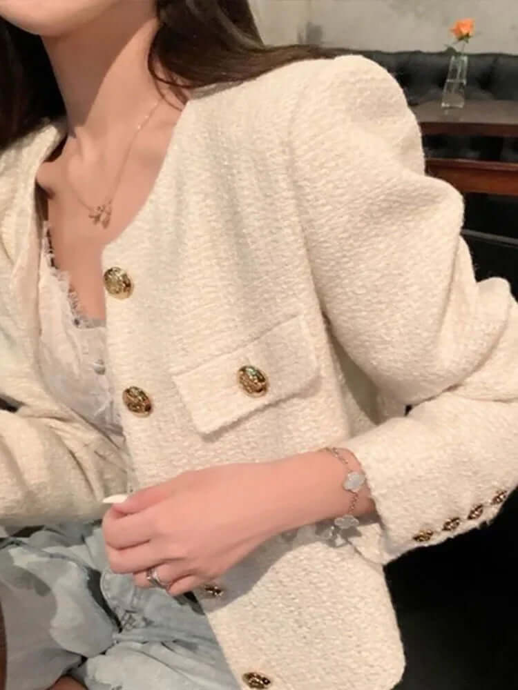 "Manteau femme noir en polyester, boutons élégants, coupe épurée, style intemporel pour un hiver chic et confortable."