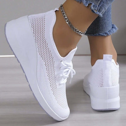 "Chaussures orthopédiques femme Isabelle, tissu extensible tricoté beige, semelle antidérapante, confort et soutien optimal."