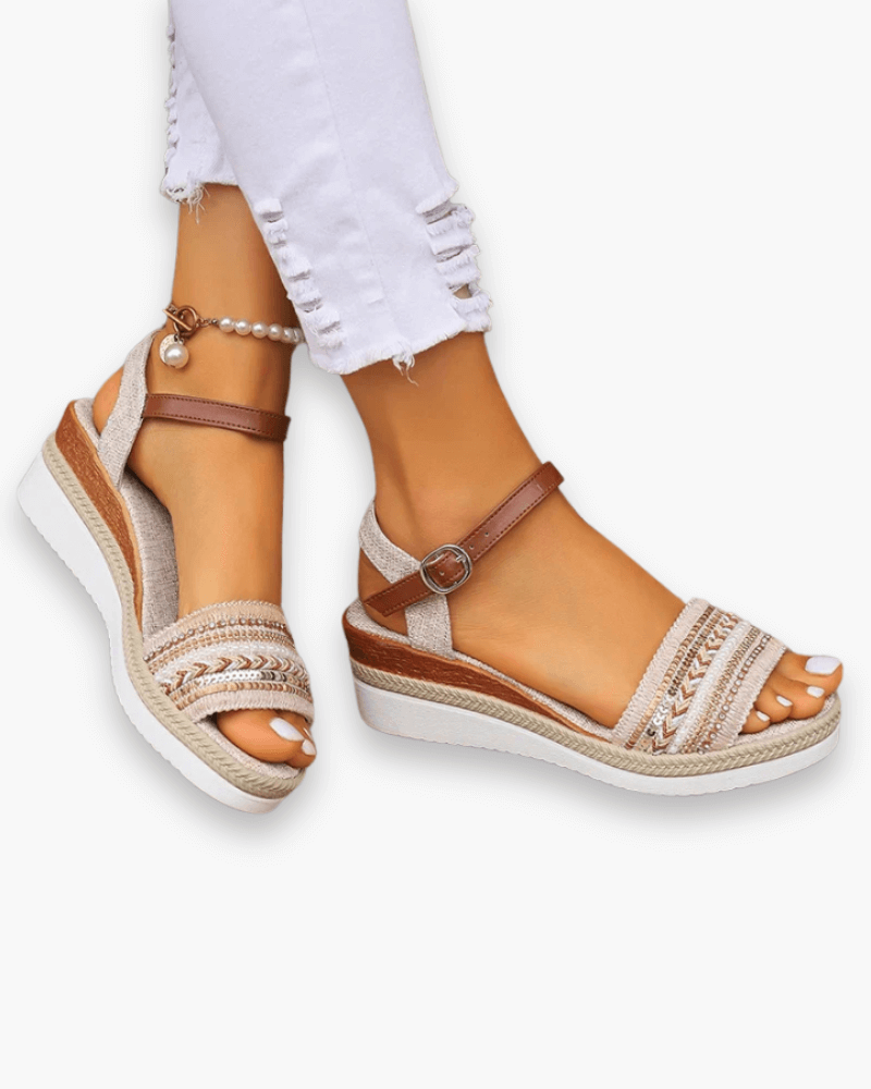 "Sandales été femme chic et confortables, bride ajustable, semelle moelleuse, parfaites pour tenues décontractées estivales."