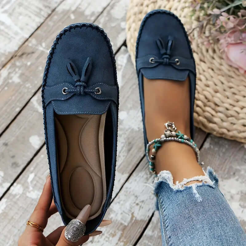 "Mocassins femme confortables en cuir bleu, élégants et pratiques, parfaits pour des marches longues et décontractées."