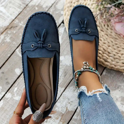 "Mocassins femme confortables en cuir bleu, élégants et pratiques, parfaits pour des marches longues et décontractées."