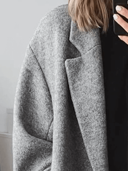 "Manteau femme oversize en laine mélangée, moderne et élégant, chaud et léger, style tendance pour l'hiver."