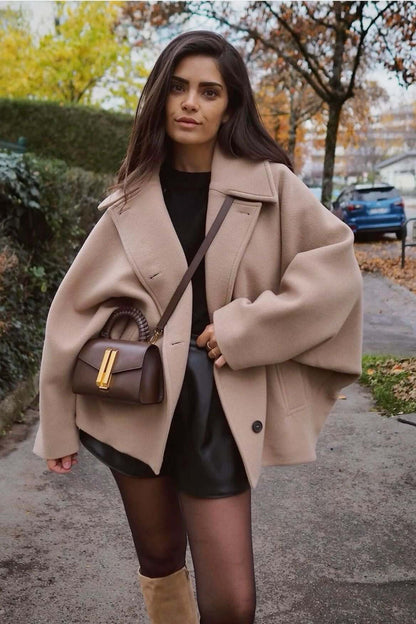 "Manteau en laine oversize chic, coupe ample et élégante, parfait pour l'hiver, apportant confort et style"