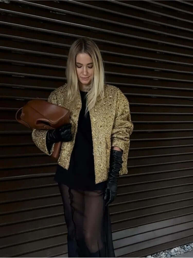 "Veste bomber femme dorée, moderne et ajustée, détails côtelés, idéale pour soirées et occasions spéciales."