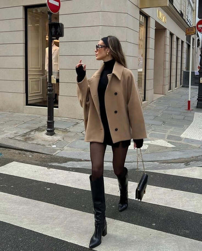 "Manteau en laine oversize chic, coupe ample et élégante, parfait pour l'hiver, apportant confort et style"