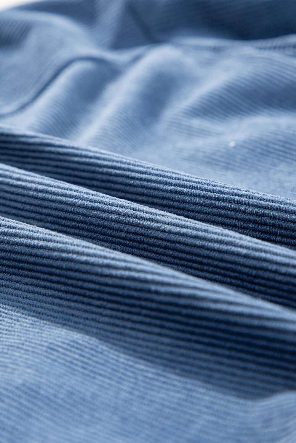 "Veste en velours côtelé beige avec capuche, style décontracté et élégant pour femmes, doux et parfait pour l'automne."