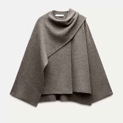 "Manteau cape femme chic automne, design asymétrique gris, tissu doux, style moderne et confortable pour temps frais."