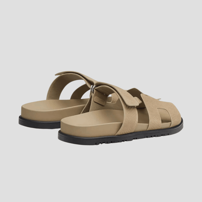 "Sandales décontractées en cuir véritable, silhouette épurée, brides ajustables, couleur marron foncé pour confort estival."