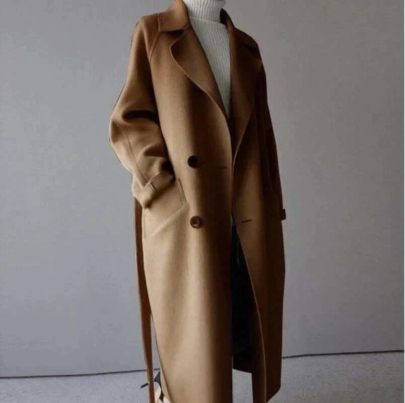 "Manteau long en laine beige pour femme, élégance hivernale chic avec détails modernes, silhouette élancée"