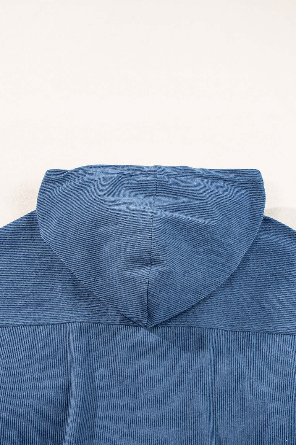 "Veste en velours côtelé beige avec capuche, style décontracté et élégant pour femmes, doux et parfait pour l'automne."