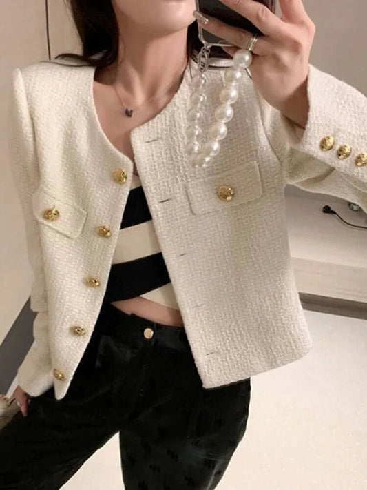 "Manteau femme noir en polyester, boutons élégants, coupe épurée, style intemporel pour un hiver chic et confortable."