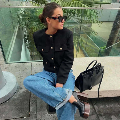 "Veste cintrée femme élégante, boutons dorés, tissu luxueux et coupe flatteuse, idéale pour des looks chics."