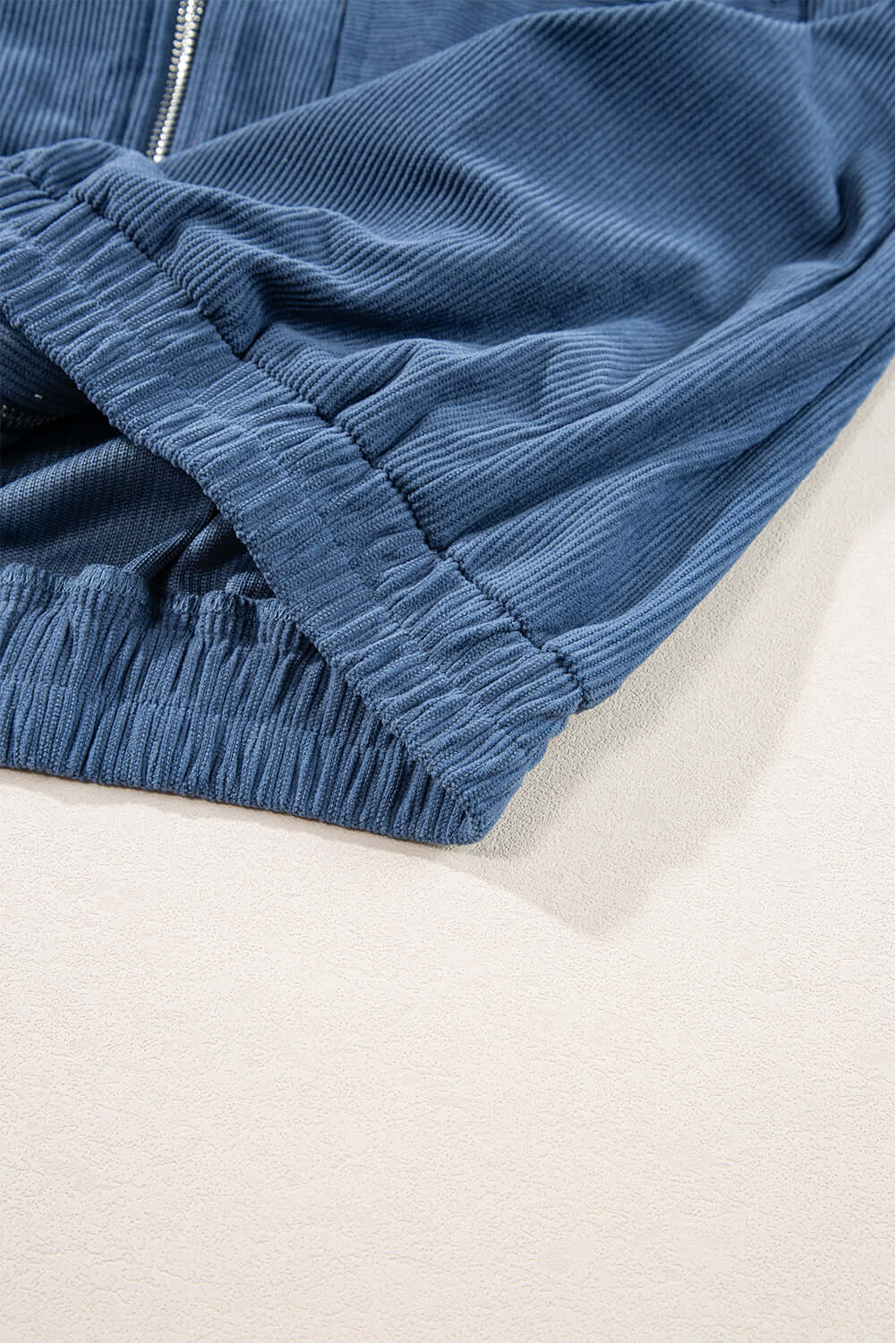 "Veste en velours côtelé beige avec capuche, style décontracté et élégant pour femmes, doux et parfait pour l'automne."