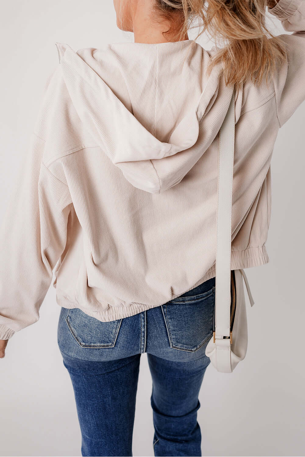 "Veste en velours côtelé beige avec capuche, style décontracté et élégant pour femmes, doux et parfait pour l'automne."