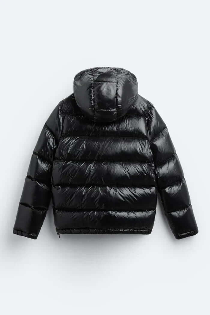 "Veste Puffer imperméable noire, rembourrage isolant, coupe décontractée, parfaite pour activités extérieures sous la pluie."
