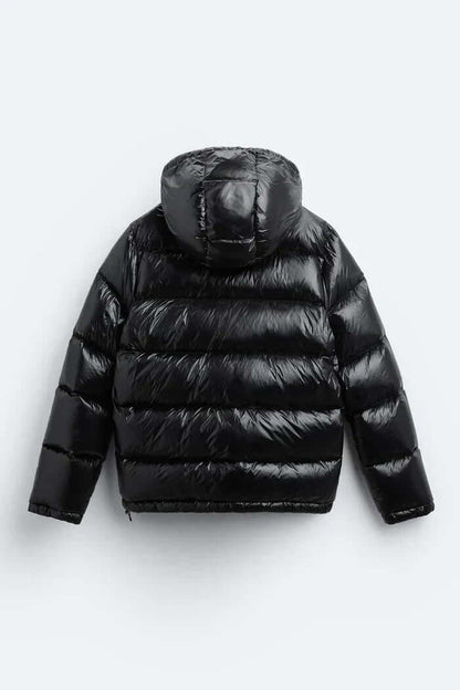 "Veste Puffer imperméable noire, rembourrage isolant, coupe décontractée, parfaite pour activités extérieures sous la pluie."