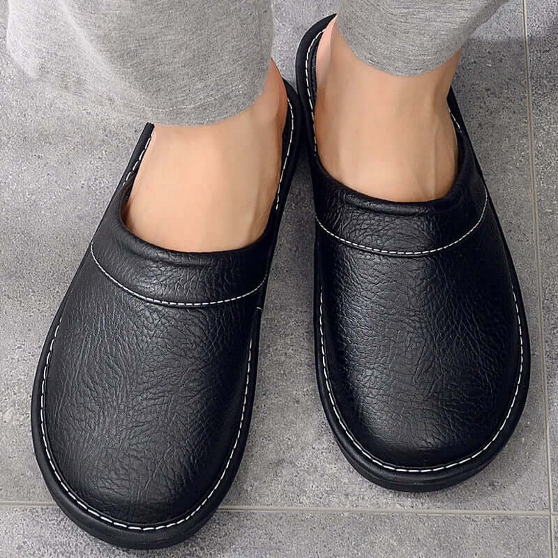 "Pantoufles en cuir végan pour femme, élégantes et confortables, avec design moderne et détails raffinés."