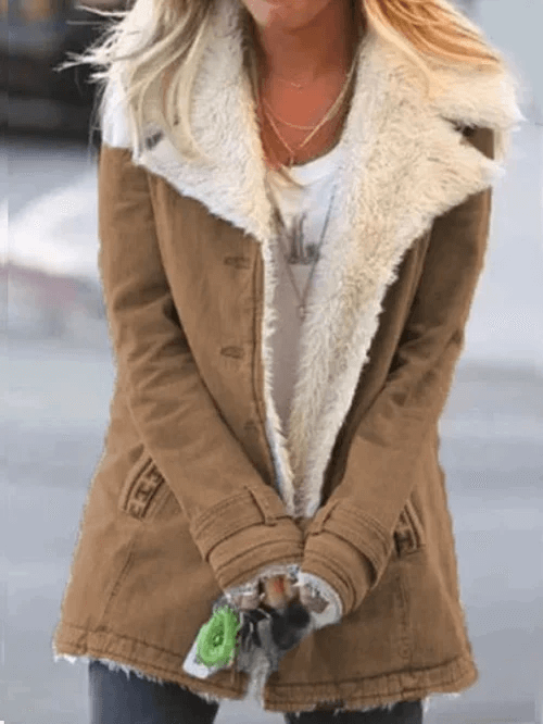 Parka longue femme chic, coupe élégante et isolante, offre chaleur hivernale et légèreté pour style et confort.
