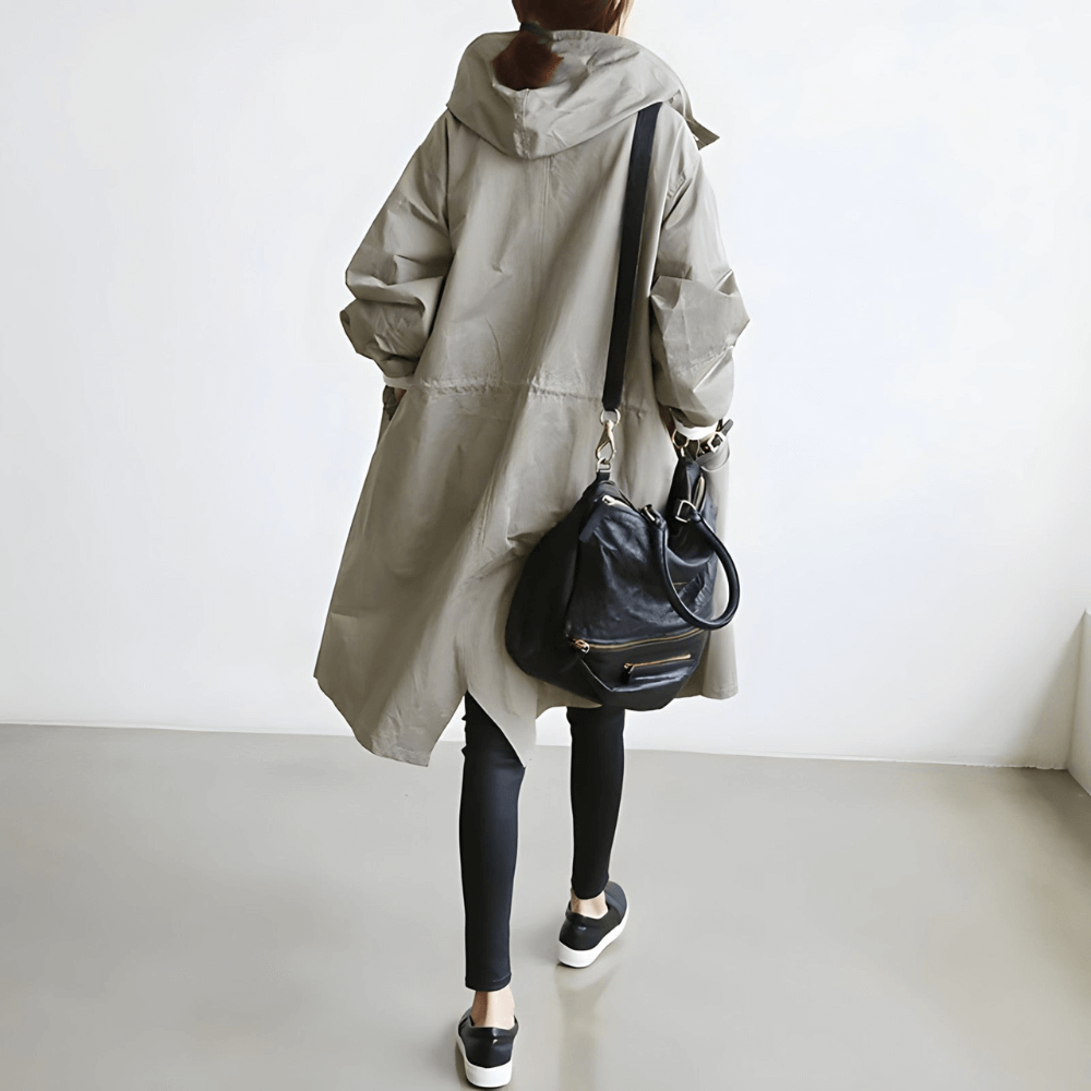Trench-coat femme élégant vert armée, vue de face, chic et confortable pour toutes saisons, style intemporel adaptable.