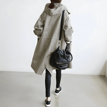 Trench-coat femme élégant vert armée, vue de face, chic et confortable pour toutes saisons, style intemporel adaptable.