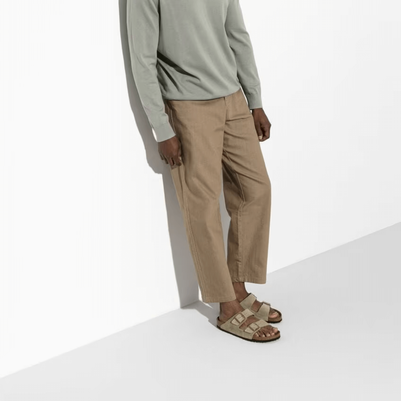 "Sandales femme en cuir velours taupe avec lit de pied souple, vue principale montrant design épuré et brides réglables."