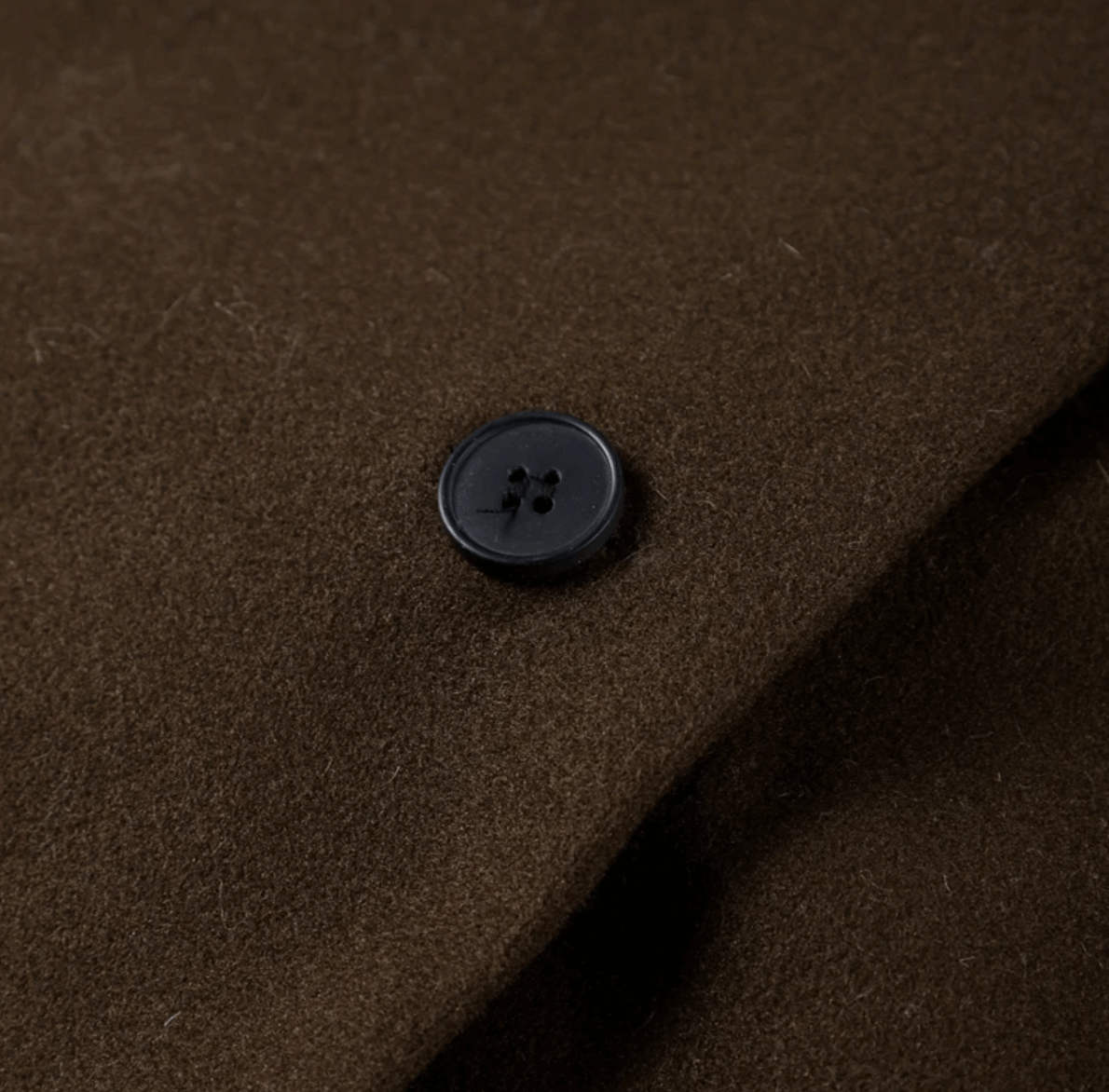 "Manteau long classique femme hiver élégant avec col imposant, coupe ajustée, couleur neutre, idéal saisons froides."