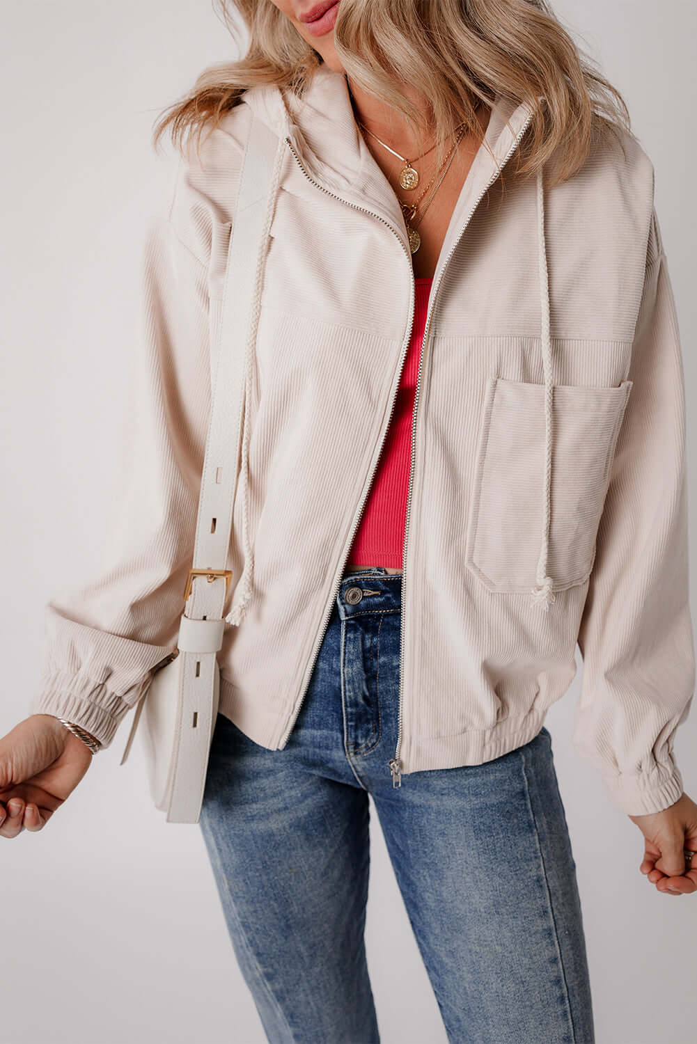 "Veste en velours côtelé beige avec capuche, style décontracté et élégant pour femmes, doux et parfait pour l'automne."