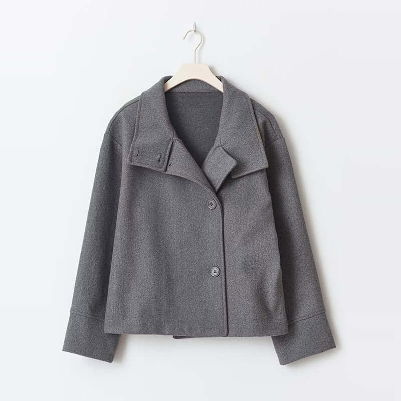"Manteau femme court double boutonnage chic, élégant, tissu doux, idéal style automne-hiver."