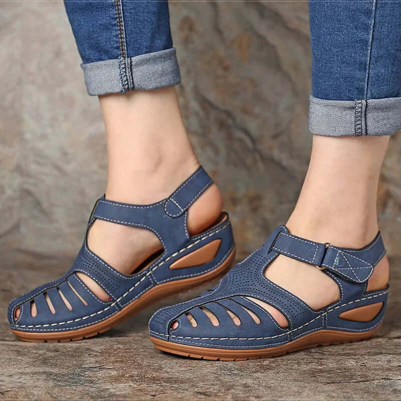 "Sandales en cuir vintage pour femmes, style rétro avec sangles réglables et semelle antidérapante, confort et élégance."