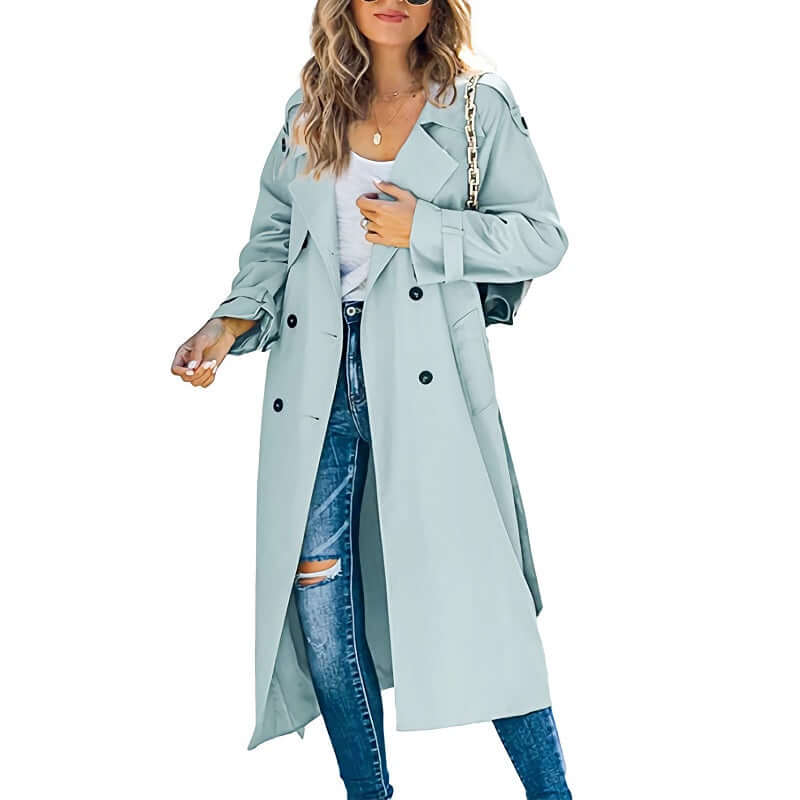 "Trench-coat long femme élégant, angle de face, silhouette élancée, style intemporel, couleur kaki, coupe raffinée"