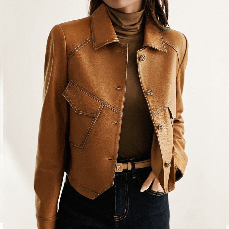 Veste en cuir pour femme, élégante et intemporelle, col distinctif, fermeture à boutons, poches pratiques, cuir doux.
