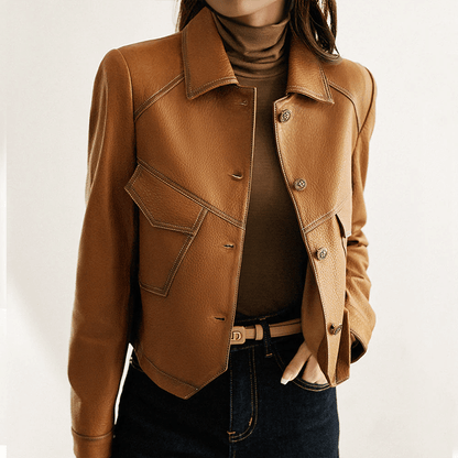Veste en cuir pour femme, élégante et intemporelle, col distinctif, fermeture à boutons, poches pratiques, cuir doux.
