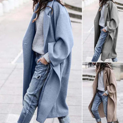 "Manteau d'hiver bleu élégant à col imposant pour femme, coupe longue et chaude, idéal pour l'hiver."