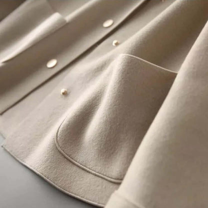 "Veste femme en coton élégante avec design sophistiqué, coupe classique et allure chic, idéale pour toutes occasions."