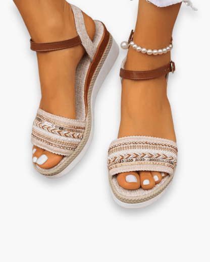 "Sandales été femme chic et confortables, bride ajustable, semelle moelleuse, parfaites pour tenues décontractées estivales."