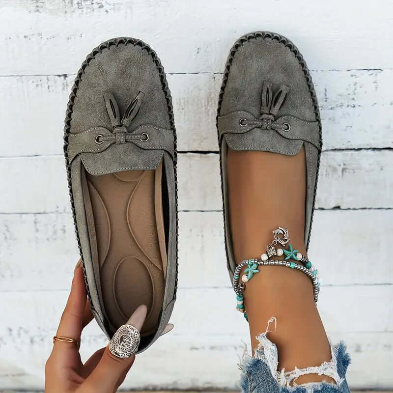 "Mocassins femme confortables en cuir bleu, élégants et pratiques, parfaits pour des marches longues et décontractées."