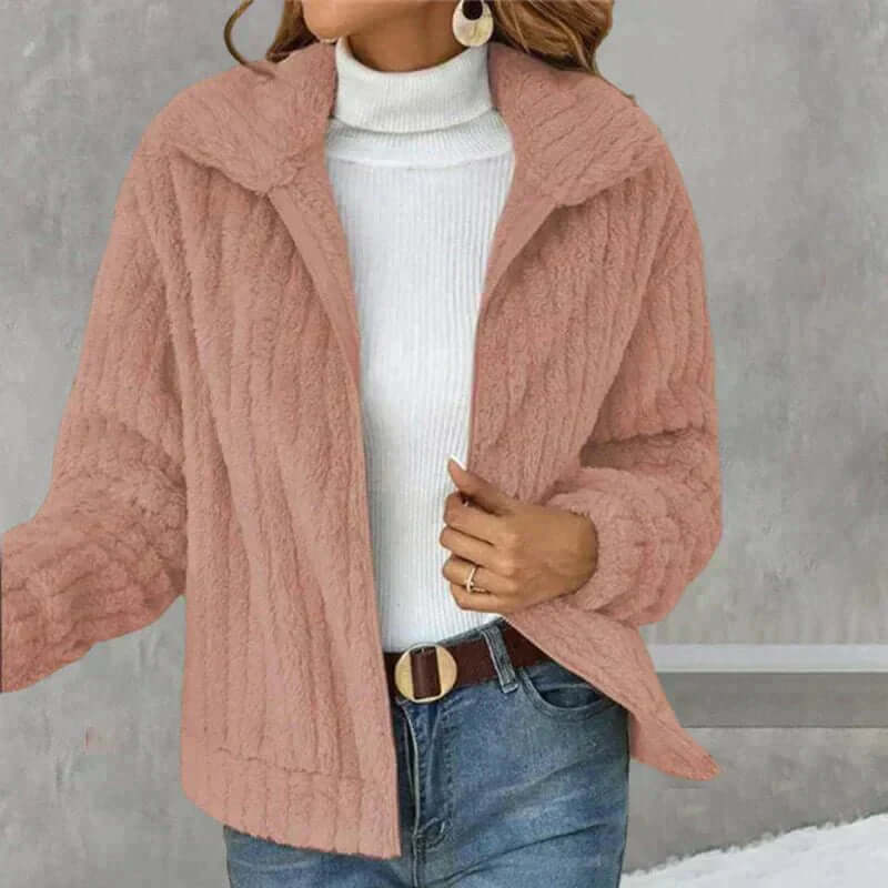"Veste polaire confortable beige pour homme, douce et élégante, idéale pour toutes occasions et sortie en ville."