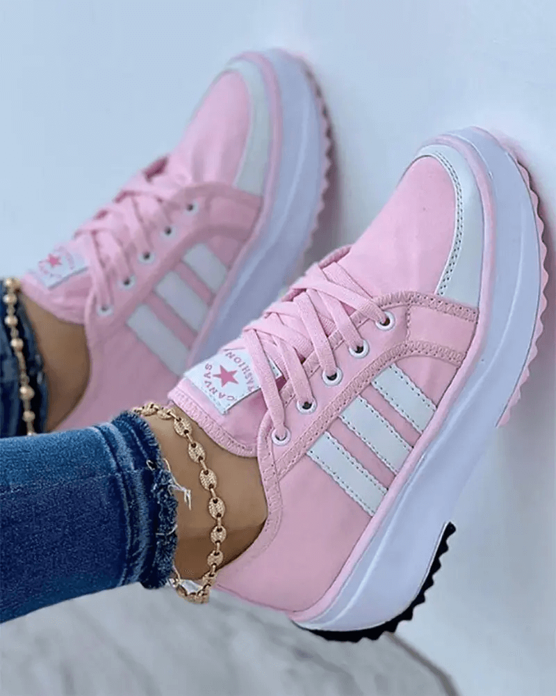 Sneakers femmes colorées blanches, confortables et modernes, avec semelles rembourrées et design éclatant.