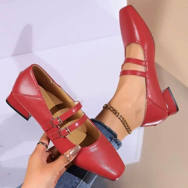 Ballerines élégantes à double brides ajustables, talon bas, design raffiné pour confort et style quotidien féminin.