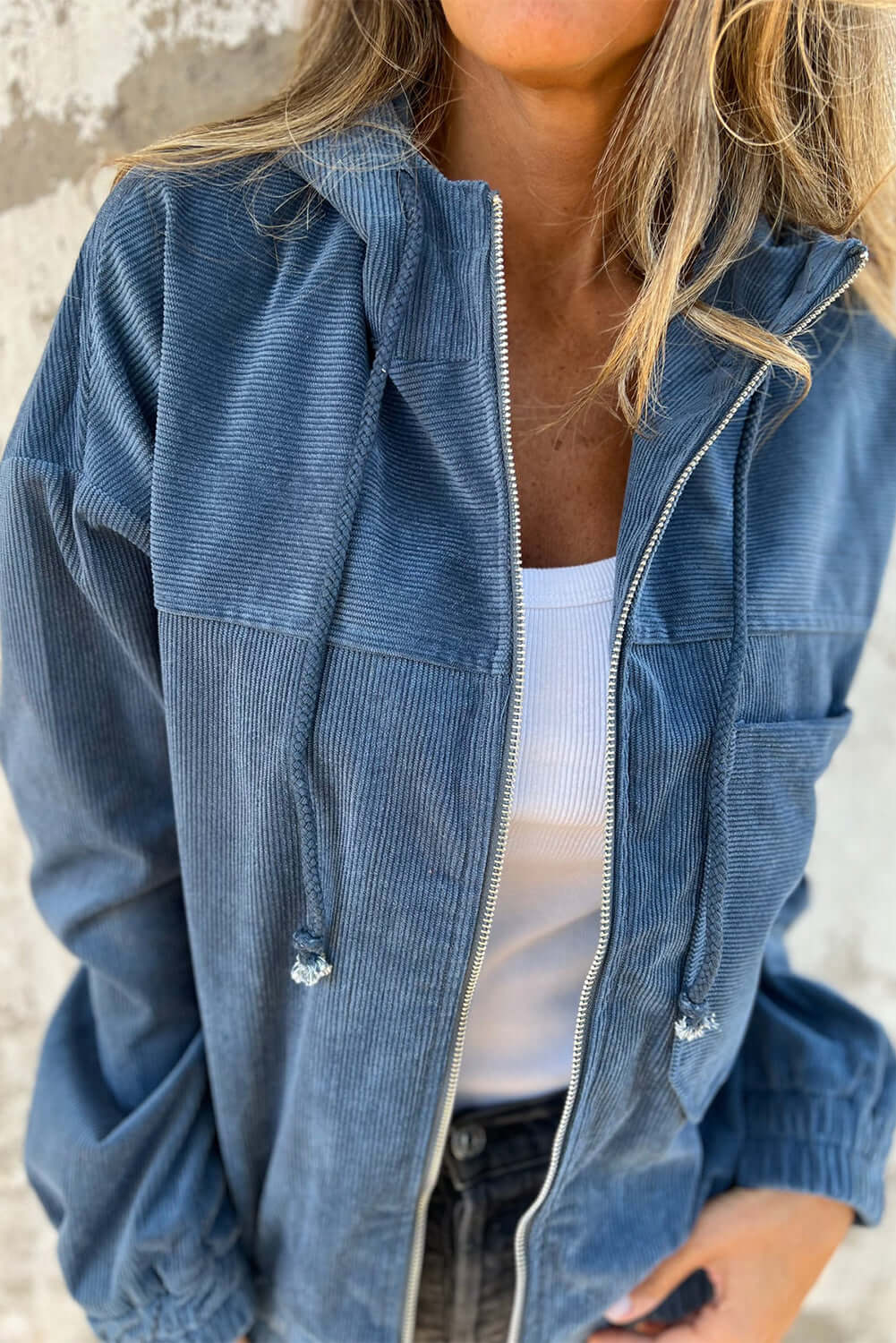 "Veste en velours côtelé beige avec capuche, style décontracté et élégant pour femmes, doux et parfait pour l'automne."