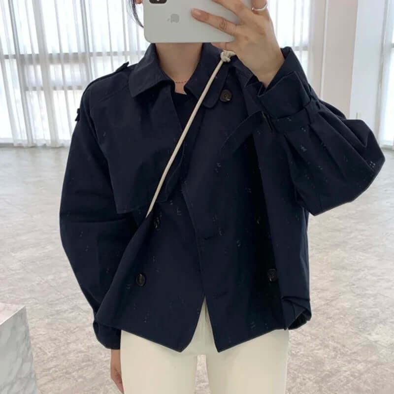 Trench-coat ample femme en dentelle, coupe élégante, couleur neutre, zip asymétrique, idéal mi-saison, style moderne.