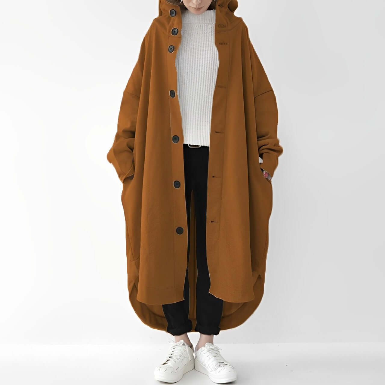 "Trench coat long femme Julina avec capuche, coupe ample et poches latérales, élégance chic pour un look décontracté."