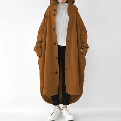 "Trench coat long femme Julina avec capuche, coupe ample et poches latérales, élégance chic pour un look décontracté."